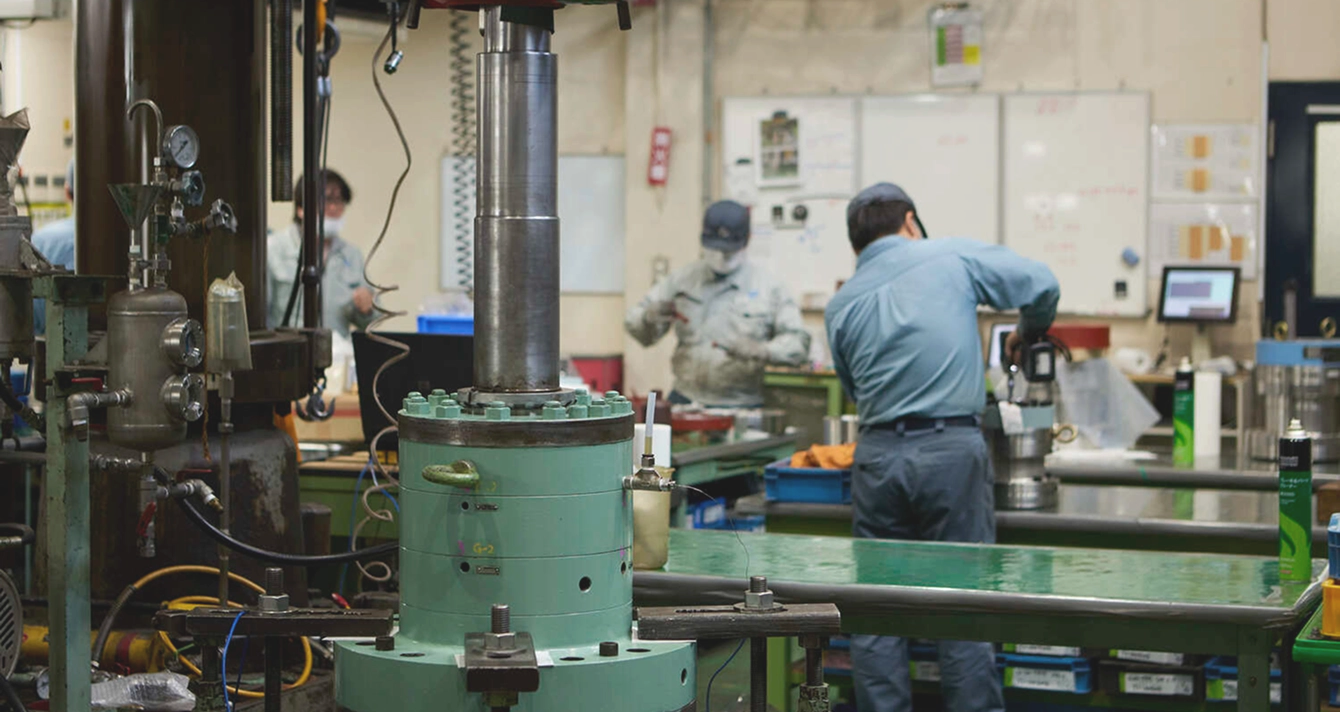 職人が機械を操作している