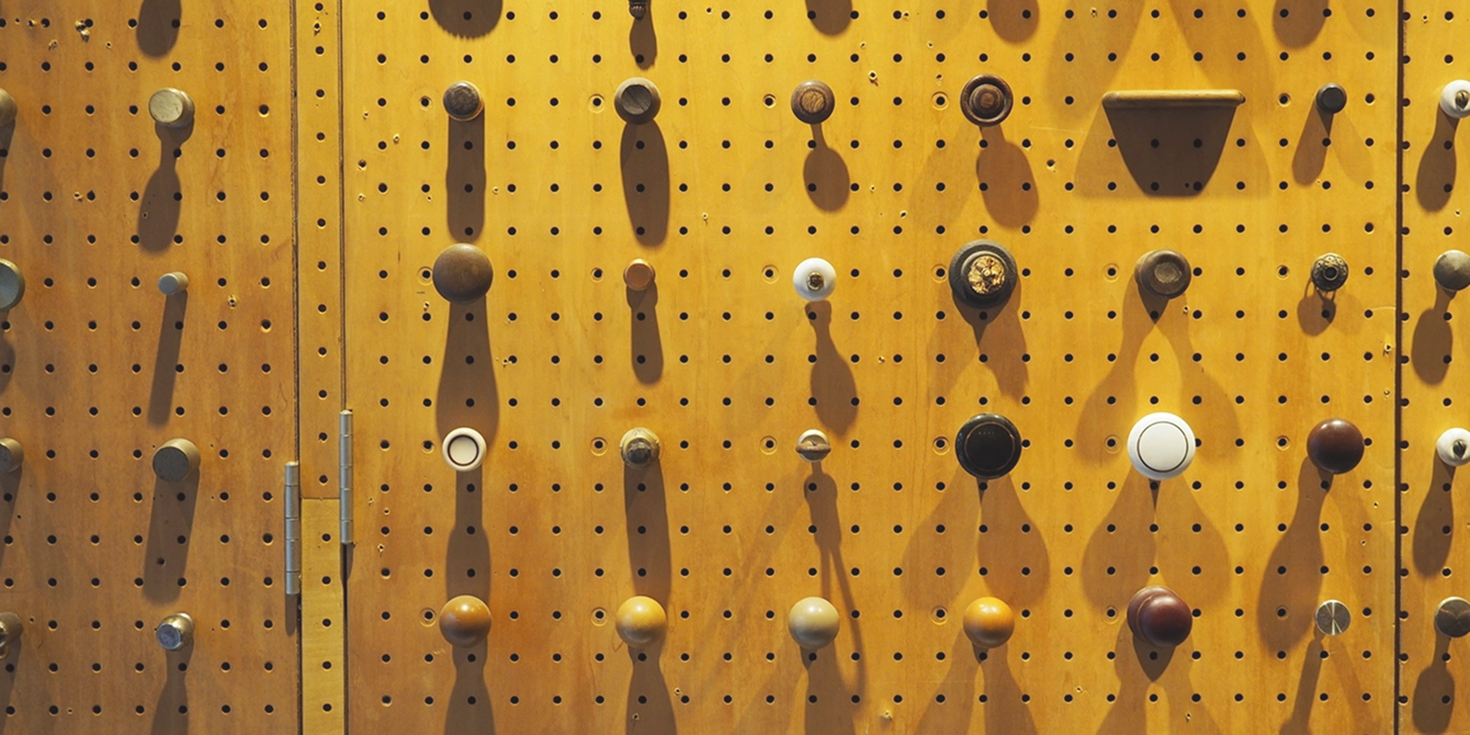 さまざまな種類の取っ手やノブが並んでいる