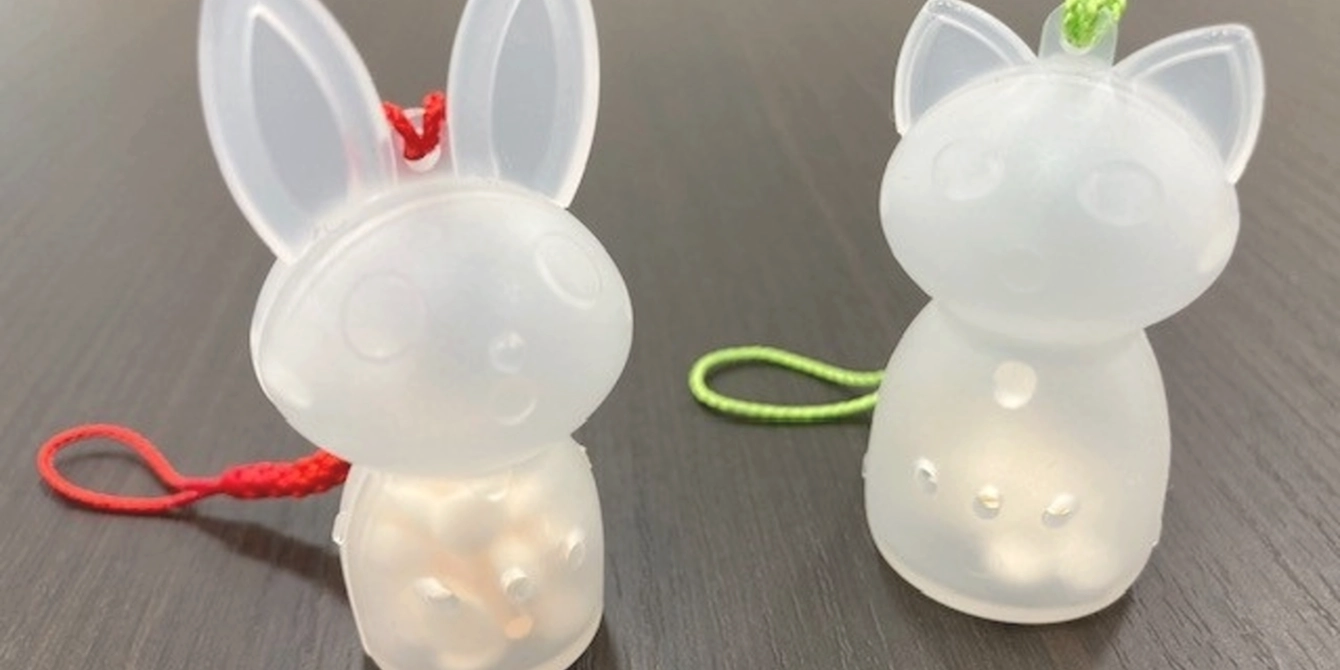 うさぎや猫の形をしたストラップ