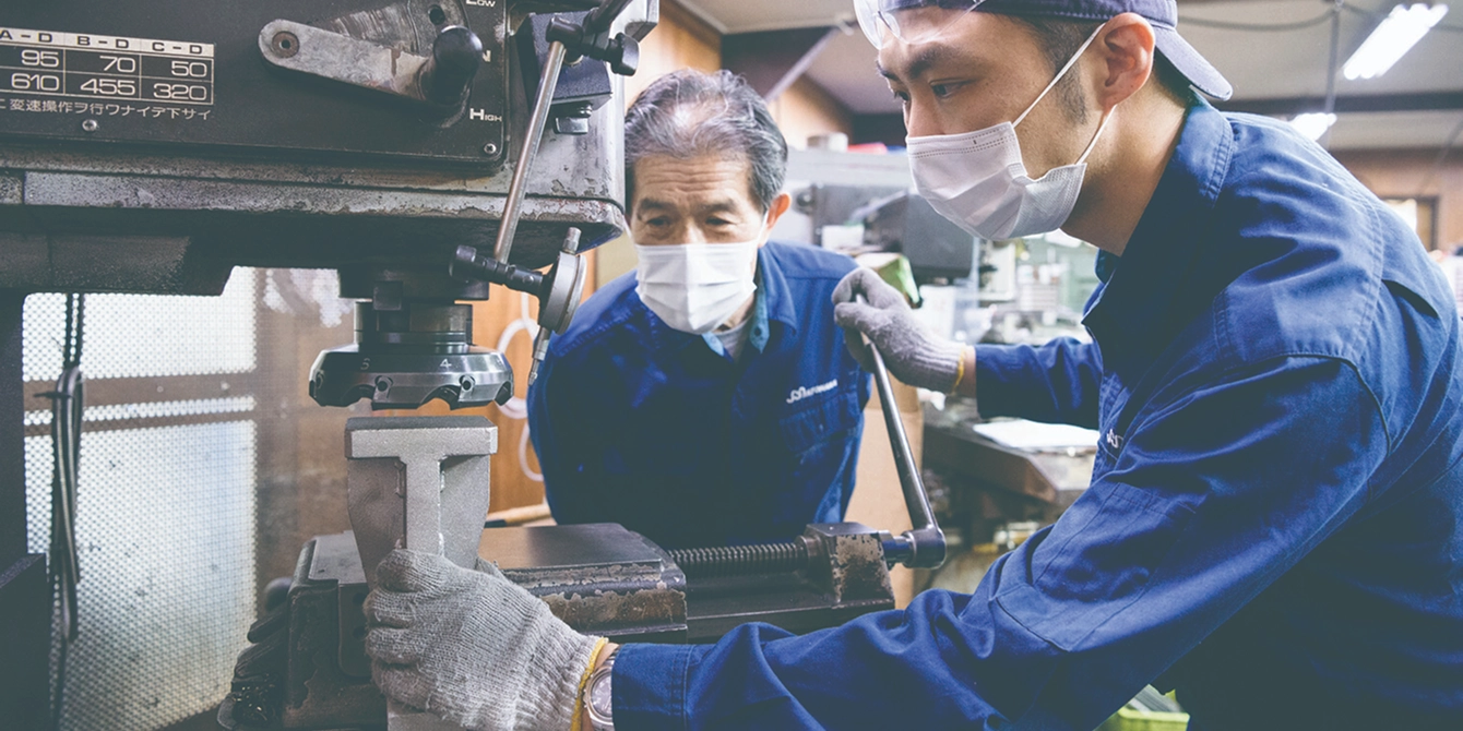 職人が機械を操作している