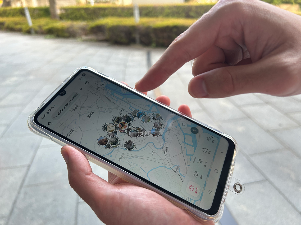 スマートフォンを捜査している人
