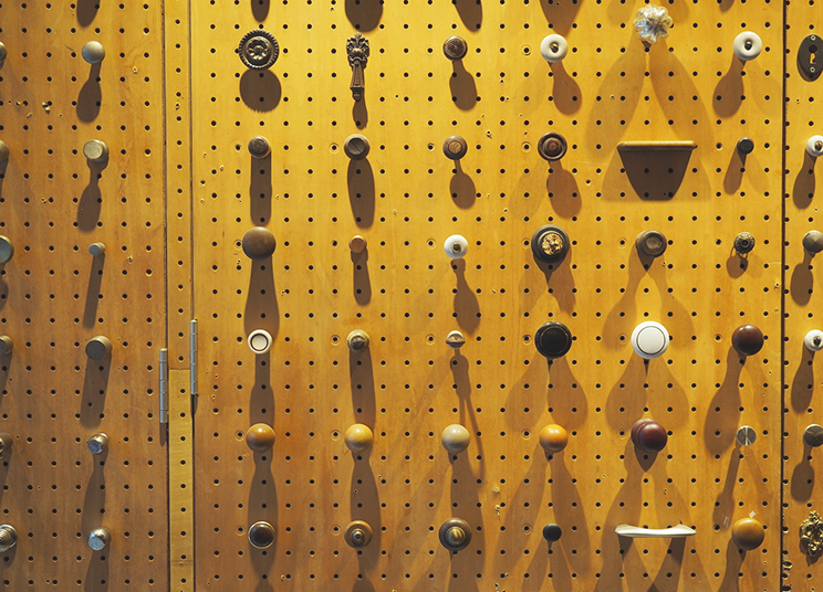 ドアノブサンプルが壁一面に並んでいる